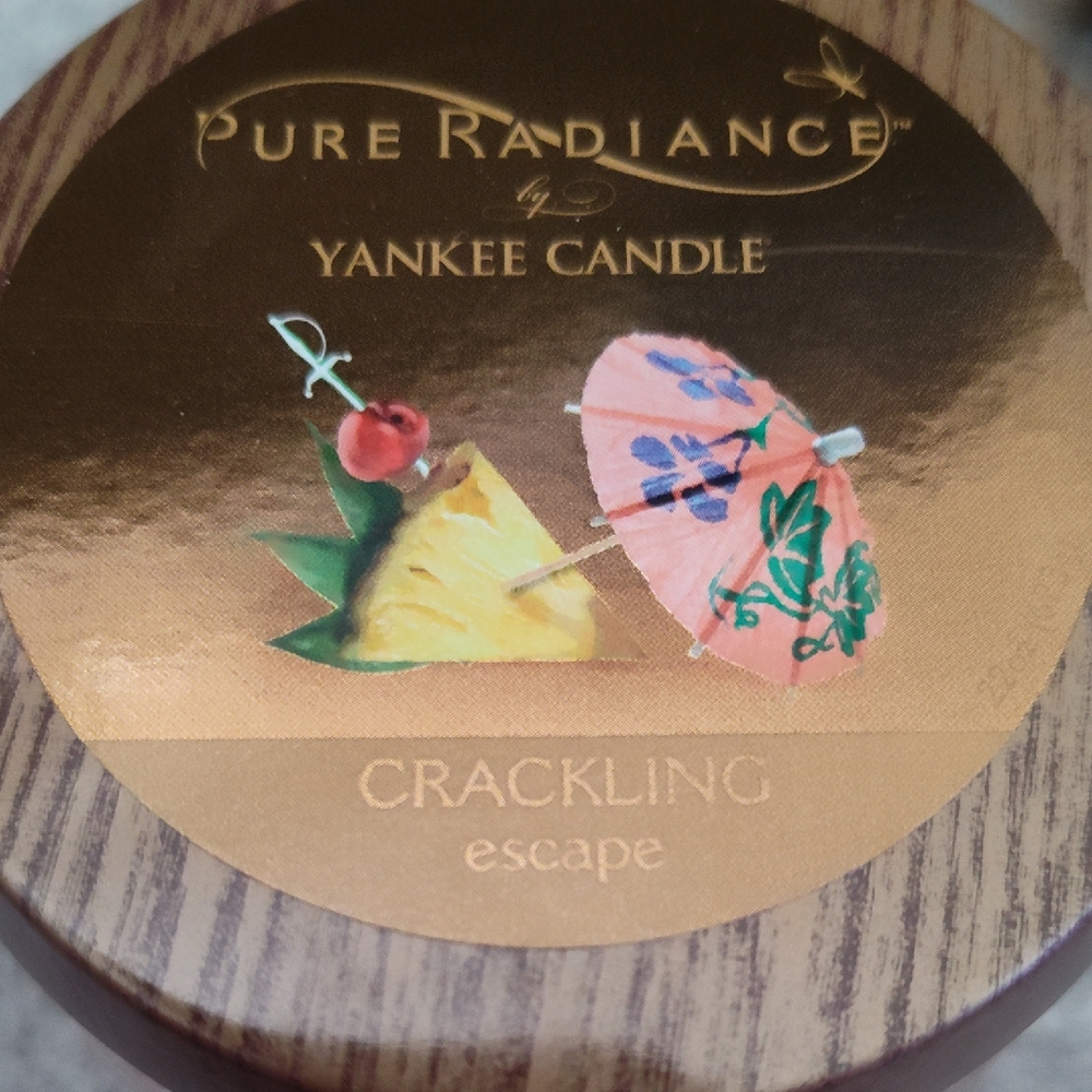 Yankee Candle Crackling Escape in Coral